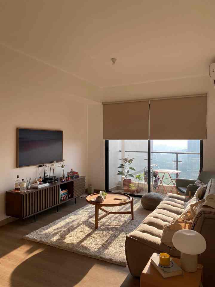 Selamat datang di ruang tamu saya tempat kesederhanaan Skandinavia berpadu dengan bakat modern Abad Pertengahan! 👀 Saya menggunakan banyak warna terang dan bersahaja serta bahan-bahan alami seperti katun dan linen agar tetap nyaman. Perabotan saya memadukan kayu gelap dengan logam agar tetap menarik. Ini semua tentang memadukan yang lama dan yang baru untuk membuat apartemen saya terasa pas 🏡

#skandinavia #midcenturymodern #homedecorinspo #homestyles #smallapartment #apartment #BSD #selfinterior #livingalondiaries #cozyapartment"