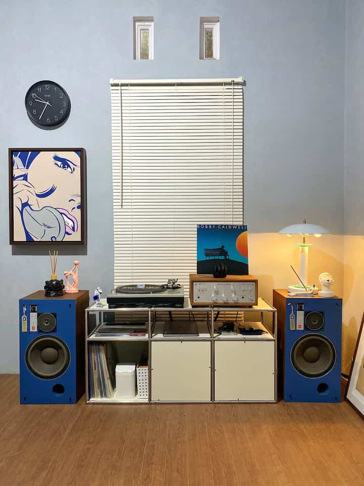 Kamar kost yang sudah saya tempati selama 5 tahun kebelakangan ini saya ubah menjadi “Listening Room” dengan tema Minimalist. Tujuannya jika saya jenuh & penat dengan pekerjaan dikantor, sewaktu pulang kerja saya duduk santai didepan sound JBL Decade L26 tahun 1974, mendengarkan piringan hitam dari turntable Technics tahun 1989 yang diatur suaranya dari ampli Marantz tahun 1973. Love this ambiance 🤍
#listeningroom #minimalist #kostdecorinspo #koststyles