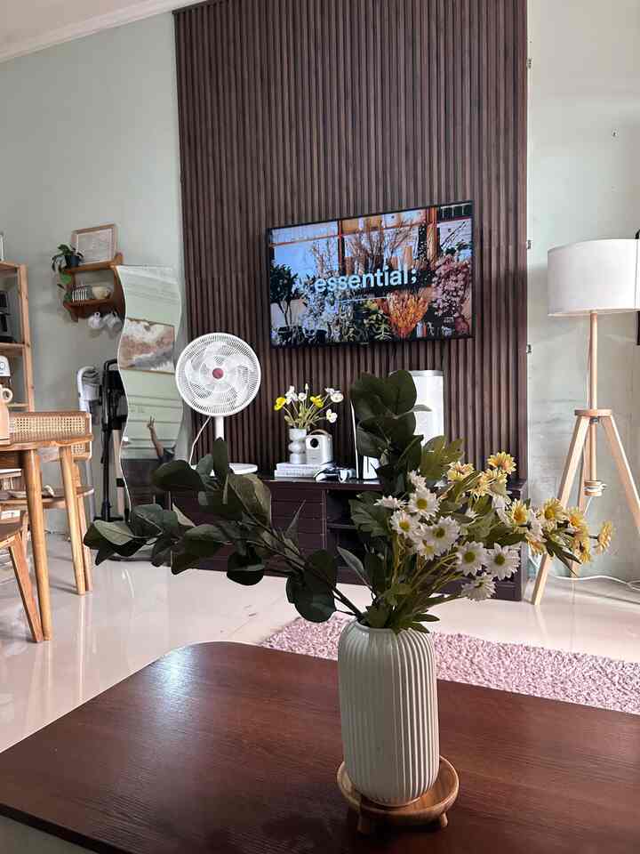 Haloo.. salam kenal semua. Aku new member disini dan masih meraba2 gimana cara kerjanya di Ohouse. Kebetulan ruangan ini cuma satu2nya yg sering muncul di konten platform sebelah dan mungkin di Ohouse skr. 
Oiya disini aku mah share produk yg aku gunakan yaitu vas stilren dr ikea, lampu lauters dr ikea juga serta wpc dgn ketebalan 24mm dr trideewallpaper dgn kode royal walnut. 
Mudah2an postingan ini bermanfaat ya buat yg lg cari2 inspirasi rumah 

#homeinspiration #livingroomstyling #backdroptv #standinglampikea 