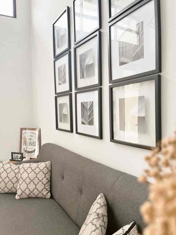 — Scandinavian Style 
perpaduan warna hitam, putih, dan kayu

Tema utama denty.house dari perpaduan 3 warna tersebut, untuk kayu aku pilih warna oak (warna kayu cenderung lebih muda)
biar ga terlalu gelap untuk di satukan dgn warna hitam atau putih.

Ruangan yang mendominasi disini yaitu Living Room, lebih terasa scandinavian nya.
alasannya memilih tema ini karna lebih simple dan untuk paduannya tidak sulit.

elemen dekoratif disini lebih cenderung ke berbau nuansa kayu nya, untuk warna nya aku pilih dengan paduan hitam atau putih

untuk menentukan tema rumah tidaklah mudah, bisa di diskusikan dgn pasangan dulu biar penghuni nya menikmati sambil bertumbuhnya rumah🫶🏻

semoga menginspirasi yaa🫶🏻✨
#scandinavian
#homedecorinspo
#homestyles
#livingroom
#homestyle
#bandung
#cimahi
#72m
#residence
