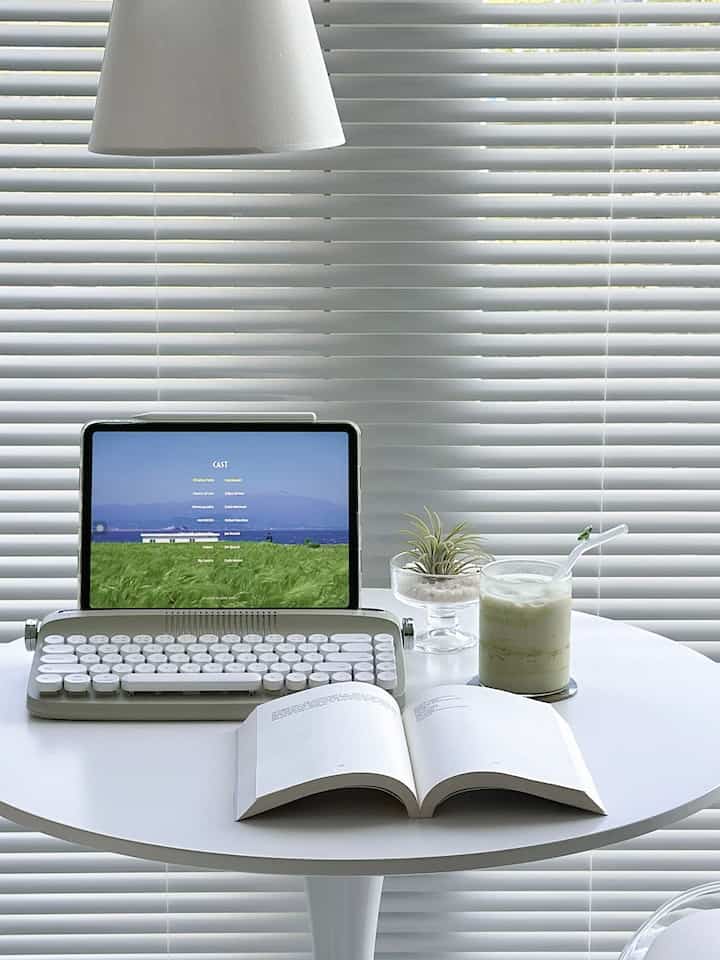 meromantisasi soreku yang suram ☁️

#dekorasi ruangan #aestheticroom #koreanstyle #minimalis #cozyroom