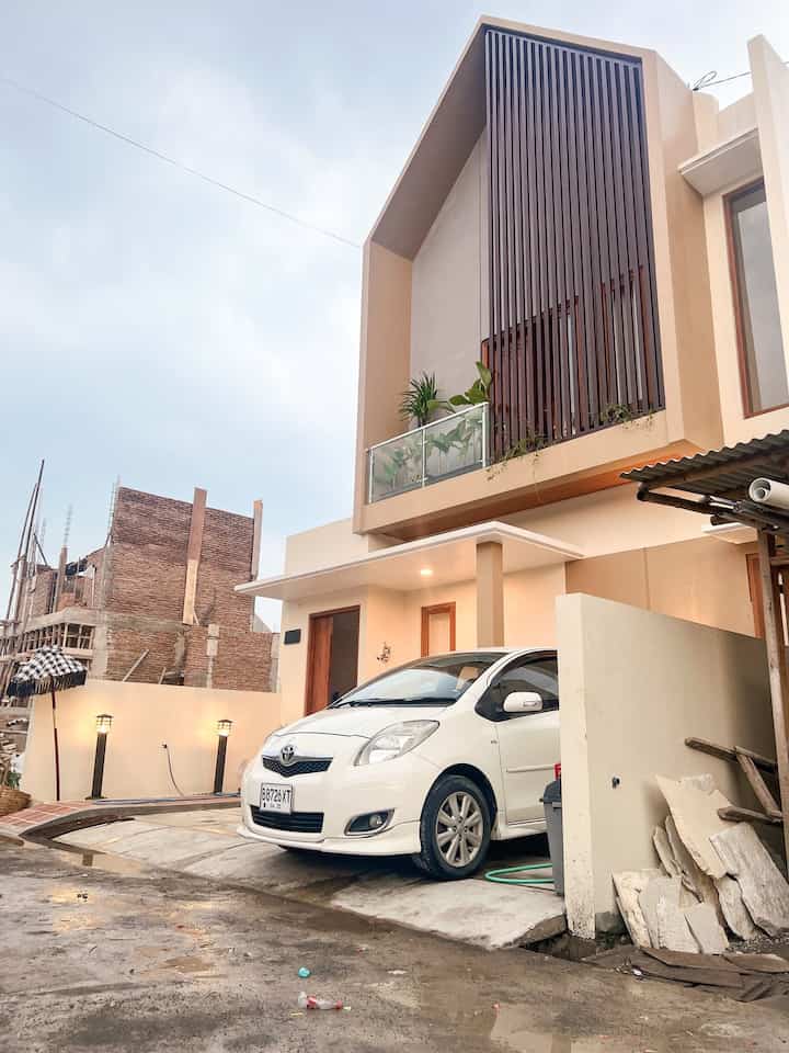 Halo semua… !
Kenalan yuk sama Myodyhaus
Jadi Myodyhaus ini adalah rumah yang kami custom sendiri dan beli dari Developer, memang benar untuk fasad tidak boleh berubah namun untuk layout dalam semua berubah sesuai keinginan kami. Bentuk fasad Myodyhaus berkonsep scandinavian dimana terdapat aksen gunungan segita diatas. 

#scandinavian  #homedecorinspo  #homestyles