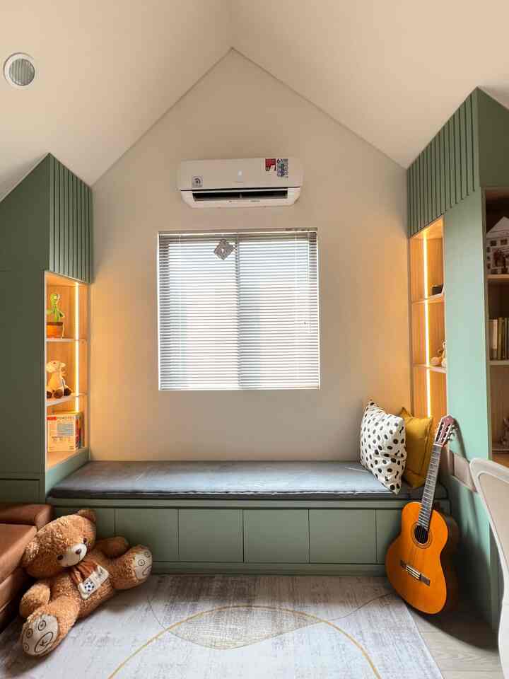 Hi. Kali ini aku mau cerita tema attic room ini. Spot paling favorite karena disini aku menghabiskan waktu untuk bekerja, watching, dan berkumpul dengan keluarga.

Dirumah ini setiap sudut punya cerita sendiri. Khusus diattic aku bikin tema minimalis dengan perpaduan warna green, kayu,dan sofa terracota. 

Welcome! Semoga menginspirasi🥰

#minimalis #homedecorinspo #homestyles #atticroom