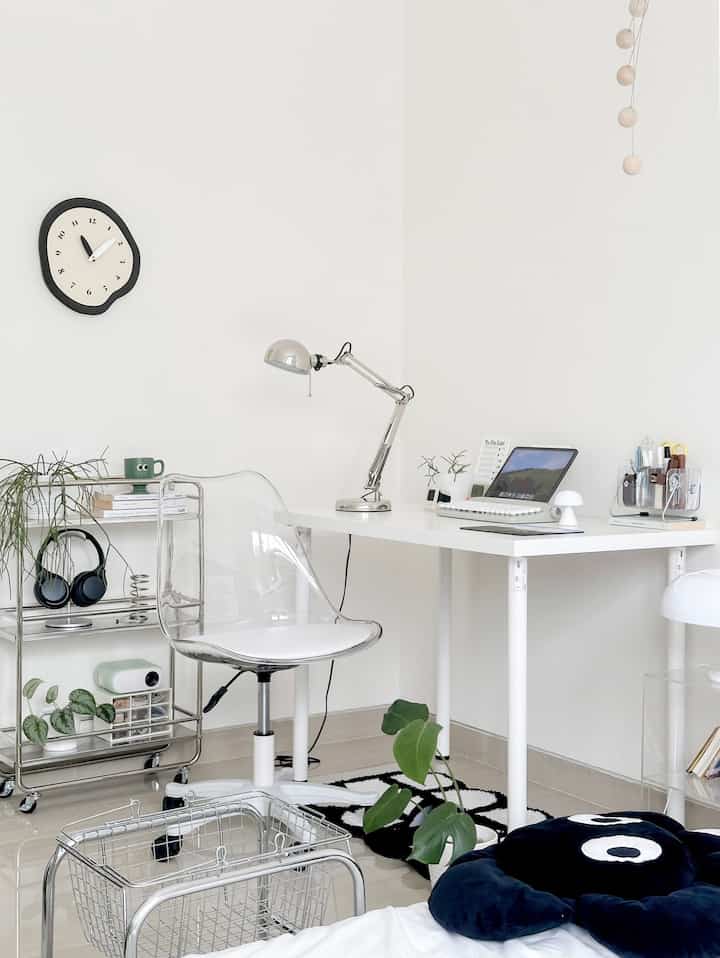 [Desk Update]

Set up meja pakai Retro Typewriter Keyboard Yunzii x ACTTO B307 kiriman dari @yunzii_keyboard, warna yang aku pakai ini matcha green ✨

Suasana jadi terlihat klasik & tetap minimalis 🫶

#deskinterior #deskdecor #roomrecor #minimalis #workspace


