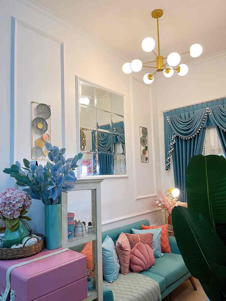 Ruang tamu mungil berukuran 2x2 meter ini biasanya kami sebut Tiny foyer karena ukurannya yg tidak besar. Diruang tamu mungil ini memang sengaja hanya ada 1 sofa dan 1 stool karena memang jadi ruangan untuk menerima tamu yg tidak banyak. Saya dari dulu sangat suka dengan design rumah American Classic. Untuk ruang tamu ini sy mengambil tema skandinavia mix classic dengan aksen dinding moulding yg berwarna putih.. dan saya mix and match dengan dekorasi yg berwarna pastel agar ruangan tidak monoton dan lebih segar. Saya juga menambahkan beberapa aksen bunga dibeberapa dekorasi yg ada diruangan ini. Dan beberapa printilan yg berwarna gold..agar ruangan tetap ada aksen classicnya sy menggunakan beberapa furniture berwarna putih dengan ukir duco

#americanclassic #homedecorinspo #homedecorstyles #rumahkuSurgaku #rumahmungil #skandinavia
