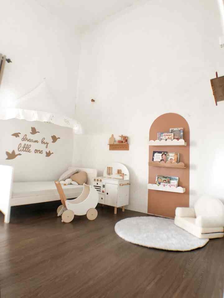 𝙢𝙞𝙣𝙞 𝙥𝙡𝙖𝙮𝙧𝙤𝙤𝙢
__
ini dia kamar sekaligus playroom anak keduaku, ukuran 3x3m cukup luas untuk bayi kecilku untuk saat ini 🤎

didecor sedemikian rupa tapi tetap on budget, selain agar anak betah dirumah juga memang bunanya senang dengan perintilan lucu sejak dulu 🎀

semoga bisa menginspirasi tetangga online semua yang lagi cari ide untuk decor kamar atau playroom anak 🤗

#decorlowbudget #rumahmungil #livewithkids #Majalengka #rumahcluster