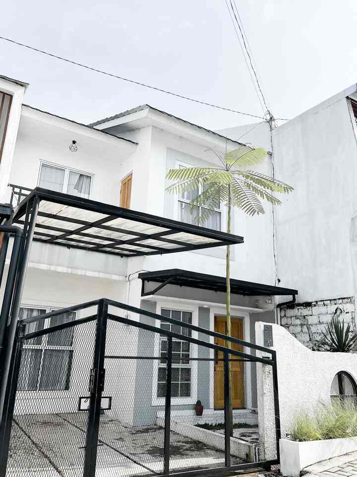 Fasad adalah bagian pertama dari sebuah design rumah . Kebetulan rumah alfa ini fasadnya bawaan developer, dan walapun belom di ijin rubah karena aturan developer harus minimal 5 tahun baru boleh rubah2 ,  tapi menurut mimin alfa fasad bawaan ini cukup oke menurut mimin. Hehehe 
Kalo di liat2 fasad ini mengusung tema minimalist ya #homedecorinspo #fasad #fasaddesign #homestyle #minimliast #rumahnungil #rumahdeveloper