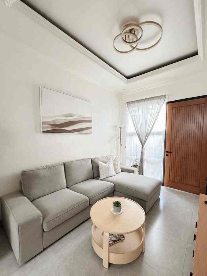 Living Room Minimalist 🛋️

Style di living room kami adalah minimalist karena tidak banyak perabotan dan hanya menggunakan warna netral agak terkesan luas dan clean.

#minimalist
#homedecorinspo
#homestyles
#livingroomminimalist
#ruangtamuminimalis
#inspirasiruangtamuminimalis
