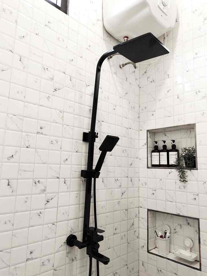 Kamar Mandi Minimalis 🚿

Kamar mandi yang ukurannya tidak terlalu luas yaitu 1,2m x 1,6m desainnya minimalis dengan menambahkan blacksplash pada dinding full sampai plafon agar terlihat luas.
Tidak ada sekat pemisah antara area basah dan kering sehingga kamar mandi ini sering dalam keadaan basah setelah digunakan. Pastinya harus rajin disikat dan dibersihkan agar kamar mandi tetap bersih dan nyaman.

#inspirasikamarmandi
#kamarmandimungil
#kamarmandiminimalis
#kamarmandibasah
#desainkamarmandi


