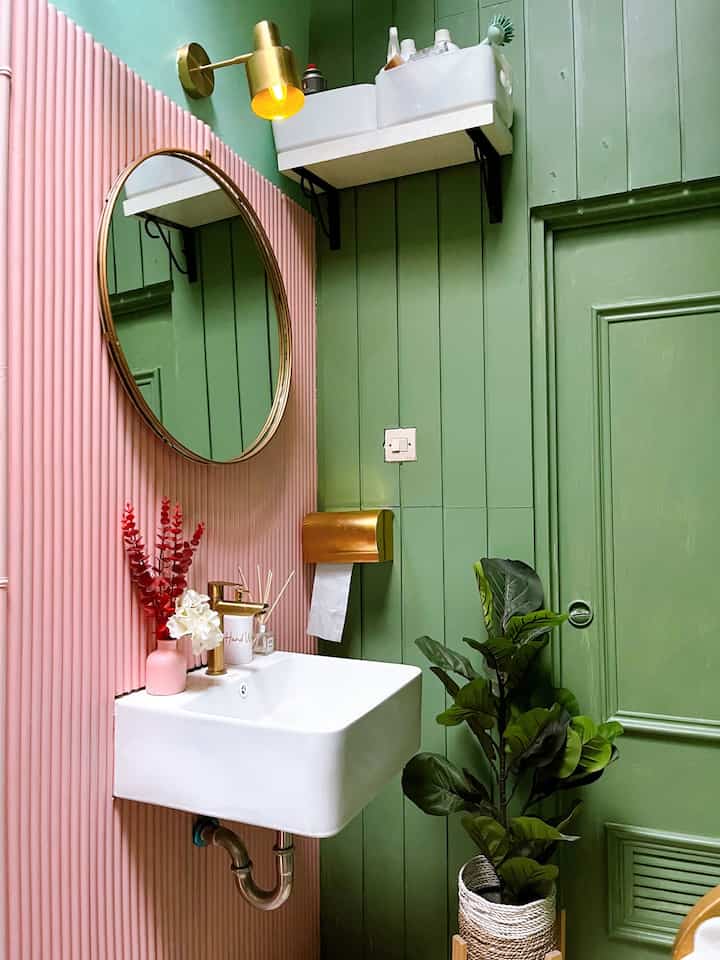 This week's mission has a free theme.. this time I want to share about a cafe style sink in my house.. previously my walls were still plain to change the atmosphere of the walls I installed wooden dowel panels so that I could paint them in the color I wanted.. and of course one that was identical to the theme. My eclectic house. I deliberately chose a sink that wasn't too big because the space in my house isn't too big... to make it prettier, I added a wall lamp and mirror in this sink area.

#homestagram #homeinspo #wastafel #wastafel #Rumah #wastafelputih