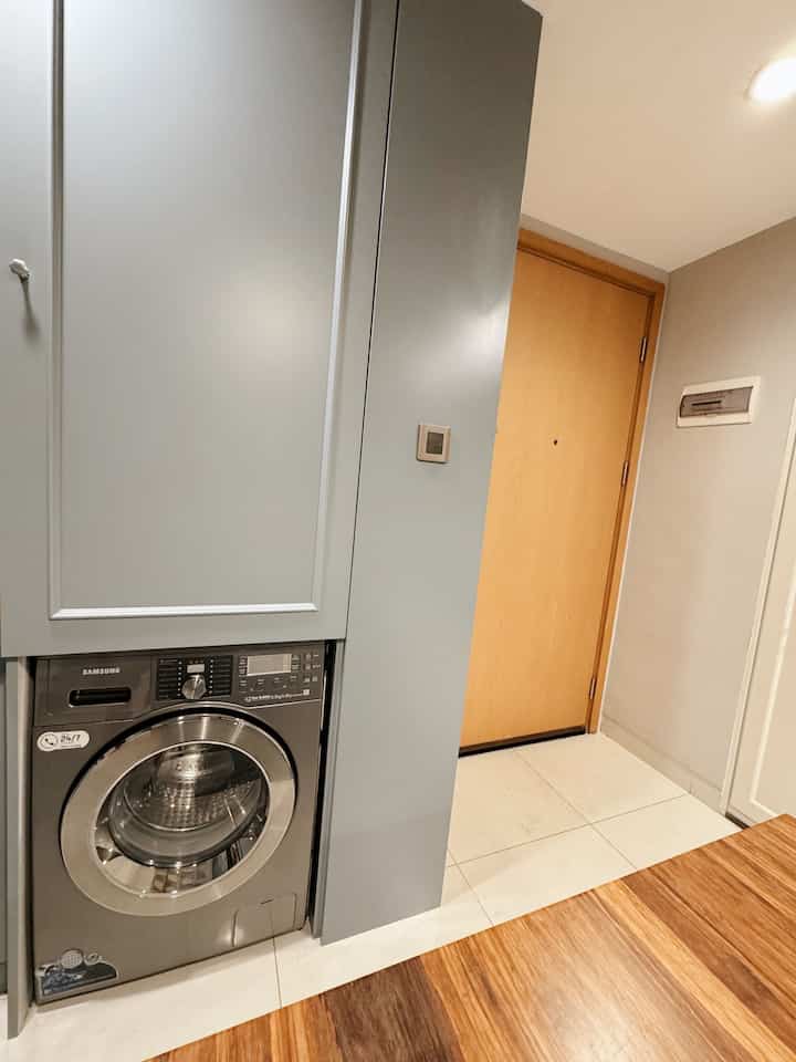 Come and See my compact laundry area..
Kami menempatkan Mesin Cuci+Dryer di build in Cabinet dengan lemari penyimpanan diatas mesin cuci untuk menyimpan keperluan cleaning. Kami juga menempatkan rak plastik tambahan agar lebih teratur dan rapih..
#americanclassic #homedecorinspo #homestyles #laundryroom #laundryarea