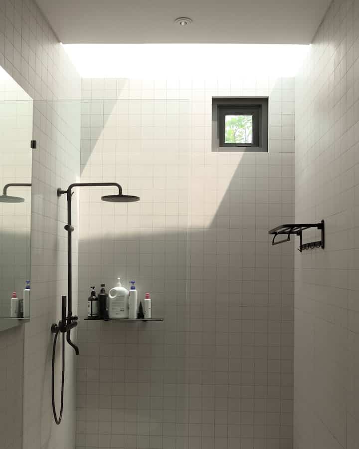 Kamar mandi kami menggunakan mosaic tiles untuk dinding dan lantainya, selain terlihat estetik, kamar mandi juga jadi gampang dibersihin deh 🫧

#Bathroom #KamarMandi #IssetHouse #InspirasiRumah #BSD #DekorasiRumah