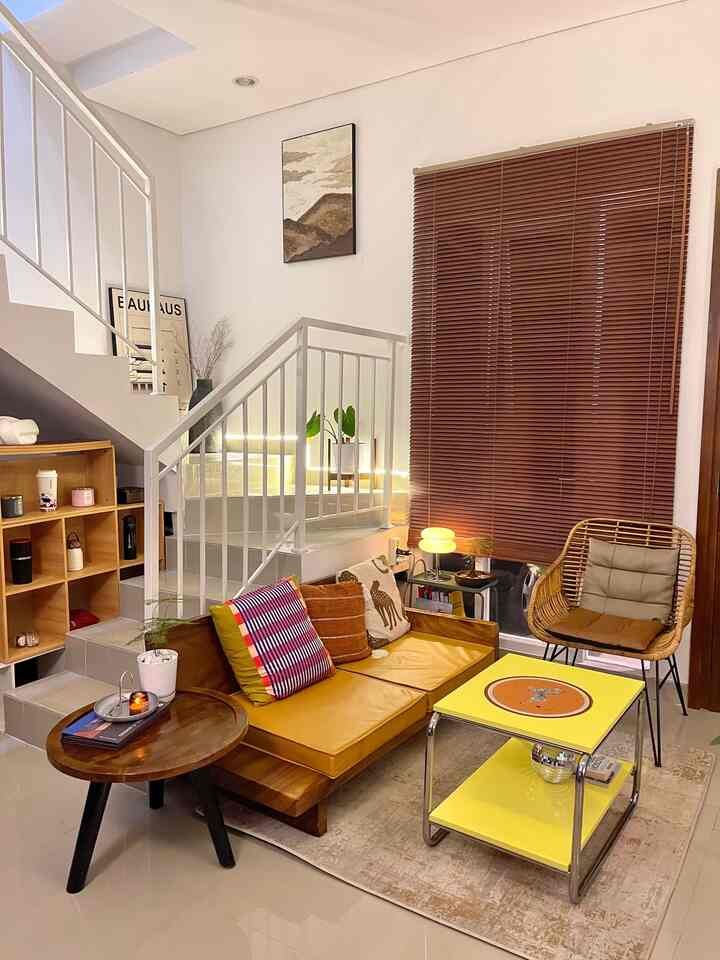 Ruangan ini terinspirasi gaya midcentury modern mix japandi karena saya suka beberapa style yg terkesan vintage namun dgn design yg lebih modern. Sehingga untuk meciptakan vibes vintage tersebut saya mencoba mengkombinasikan beberapa furnitur kayu dan bahan kulit sintetis, kursi dan side table berkaki slim segaris, serta tone warna yg lebih earthtone dgn pola2 tertentu pada dekorasi seperti desk lamp, bantal dll. Meja ikea Baggboda sendiri merupakan design vintage dari katalog tahun 1971 dan cukup menambah kesan vintage ruangan. Style Japandi terlihat pada sofa kayu yg pendek dan lampu akari, untuk rumah compact hal tersebut cukup membantu menciptakan ruangan lebih lega ❤️

#midcenturymodern #japandi #homedecorinspo #homestyles #livingroom #perumahancluster 