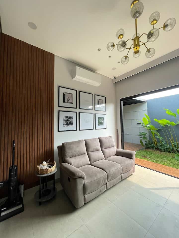 Tentram dihuni adalah salah satu impian kami yang terwujud. Rumah ini mengusung konsep modern minimalis sehingga meminimalisir penggunaan warna dan jumlah barang yang ada di rumah ini. Rumah ini juga dilengkapi dengan banyak bukaan yang membuat sirkulasi udara didalamnya maksimal. 

#minimalist #homedecorinspo #homestyle #livingroom #tentramdihuni #tropis 