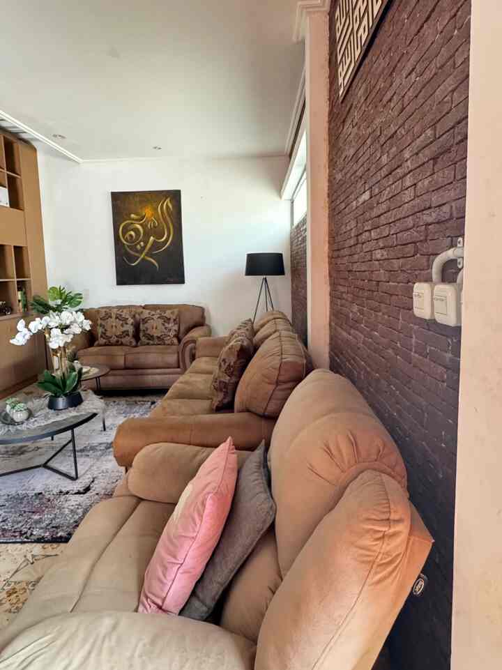 Terinspirasi dari cafe-cafe yang lagi hits beberapa tahun belakangan, kami memutuskan untuk mengaplikasikan tema industrial di rumah kami 😊

Aku dan suami yang pecinta warna natural mencoba berkreasi di rumah...sempat sharing dengan beberapa teman dan fix jatuh hati sekali dengan tema industrial ini 😍😍😍
Menurutku gak neko2 simple dan apa adanya...

Untuk bagian furniture dan interior aku gunakan furniture yang in tapi tetap gak melenceng dari tema rumah kami ☺️ dan dibeberapa bagian ada kaca besar yang memang sangat identik dengan tema rumah 😊

Bismillah semoga bisa jadi inspirasi yah, terima kasih 😍

#industrial
#homedecorinspo
#homestyles
#rumahyuqibam
#homeindustrial
#inspirasirumah
#homedecor


