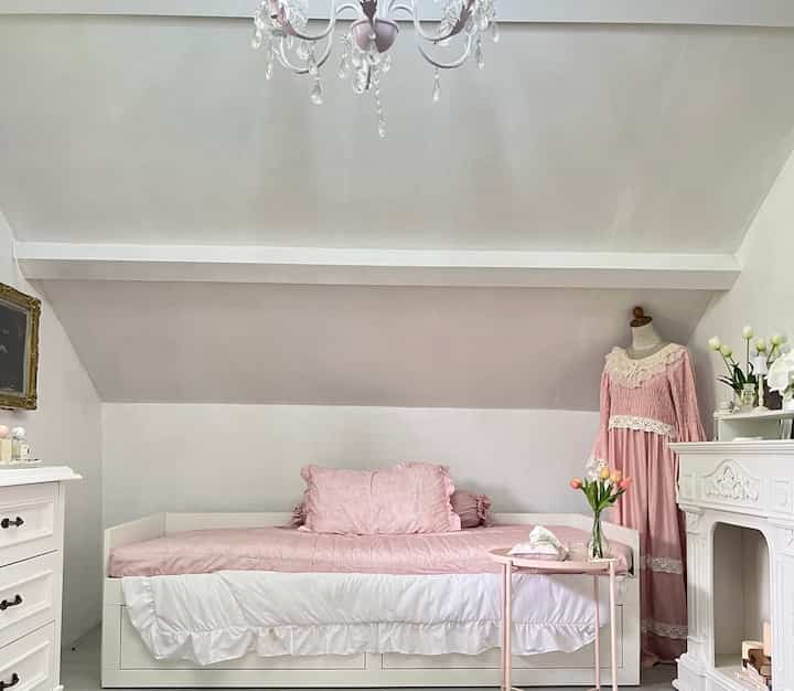 European ⋆౨ৎ˚⟡˖ ࣪
Aku memilih desain kamar aku European vintage style karena memberikan sentuhan yang mewah, elegan, dan estetika yang diutamakan. Walaupun secara keseluruhan, desain European ditandai dengan ornamentasi yang rumit namun memiliki seni detail yang sangat indah

#european #kostdecorinspo #koststyles