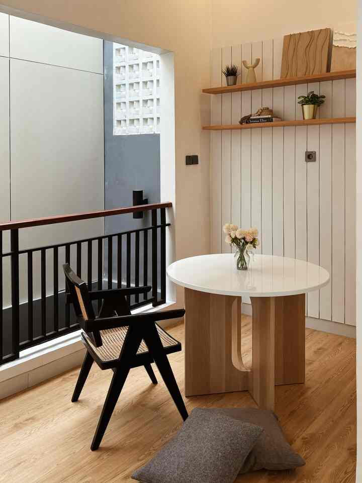 Mini lounge ala casa de kath, pada lantai 2, digunakan untuk belajar, ataupun bersantai #japandi #desainrumah #ruangkerja #ruangbelajar #depok #homedesain