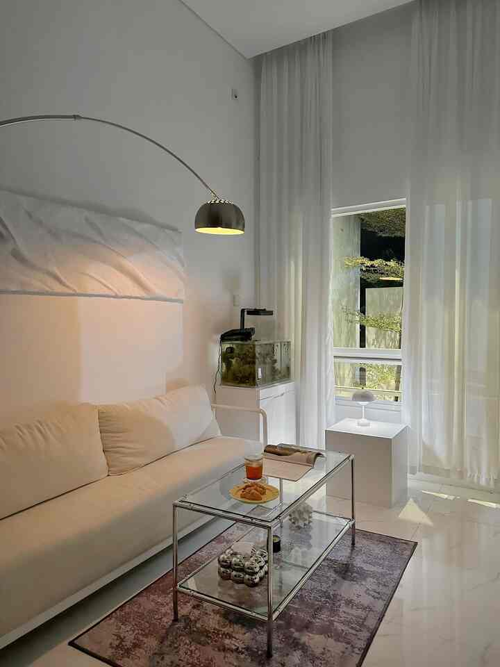 Style Living Room 🌙
-
Living Room kita di malam hari sangat jarang menggunakan lampu utama karena hanua dengan sedikit membuka vitrase jendela ada pantulan cahaya dari lampu jalan , penerangan lainnya menggunakan standing lamp stainless, mushroom lamp, dehumidifier yang bisa dinyalakan. Penerangan” ini cukup sekali dan membuat kesan ruangan menjadi hangat

#minimalist #homesecorinspo #homestyles #stylingroom #livingroom #nightvibes #angkahouse #45sqm #home #warmlooks