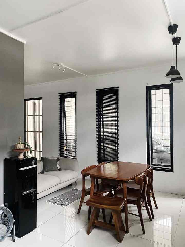 Scandi-industrial; tema rumahkanawa yang akhirnya menjadi pilihan setelah kebingungan satu minggu terakhir ini. 

Jujur sebelumnya kalo ditanya tema rumahnya apa biasanya asal bunyi “minimalis”, tapi setelah dilihat-lihat lagi dari isi rumah ini kok kayaknya agak jauh dari minimalis ya, gak se-clean itu juga look nya😆

Setelah lihat-lihat lagi saved photos di Pinterest dan juga realita yang ada di rumah ini, kok rasa-rasanya lebih cocok di bilang scandi-industrial ya. Walau masih tipis-tipis, seengganya mulai skrg jadi tau tema rumah sendiri dan jadi punya bayangan tiap kali mau beli perabotan baru.

#scandinavian #industrial #homedecorinspo #homestyles #scandiindustrial

