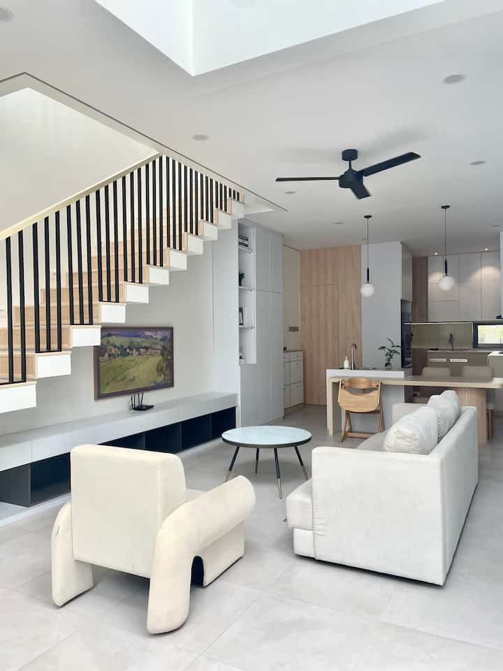 MINIMALIST LIVING ROOM

Terbatasnya lebar ruangan living room (4,5 m) tidak membatasi kami untuk mengekspresikan diri pada interior living room. 

Kami memilih tema minimalis agar living room tidak terasa sempit karena model minimalis identik dengan warna cerah dan kontras, serta sedikit barang sehingga memberikan kesan ruangan yang lebih luas.

#homedecorinspo #homestyles #homestagram #minimalist #livingroom #Rumah #bekasi #inspirasirumah #rumahmodern #minimalismodern #interiormodern #interiorrumahbaru #desaininterior #desainruangtamu 

