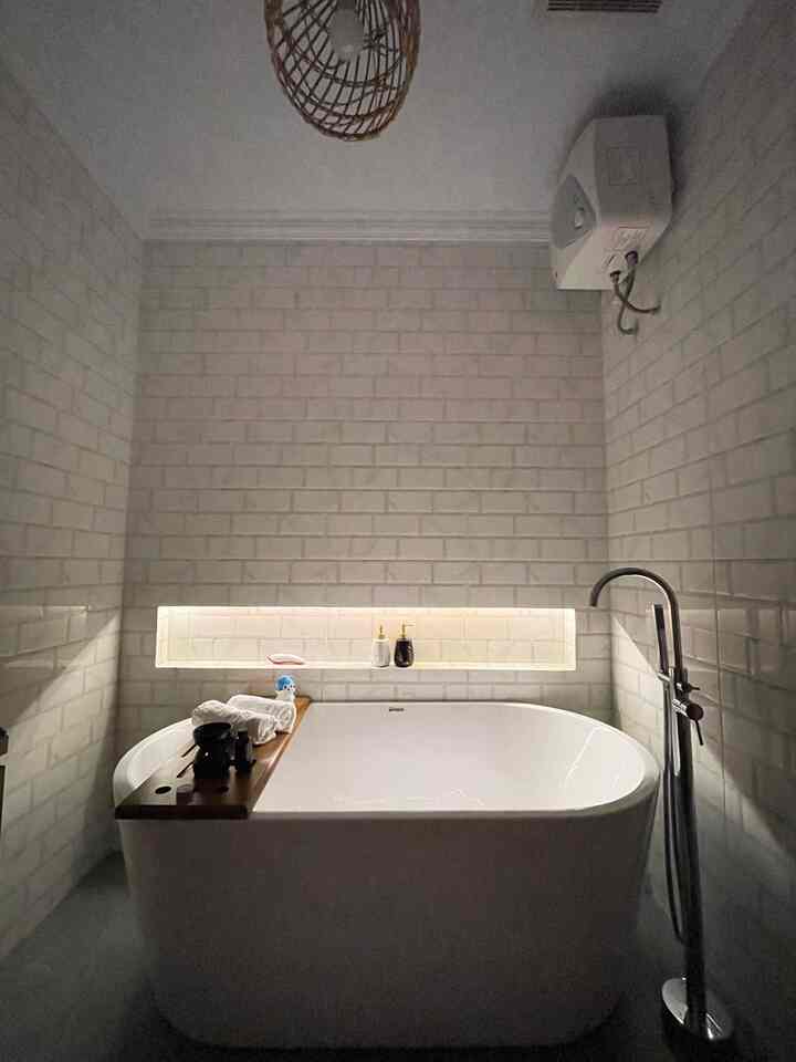 Toilet kamar utama ini sengaja saya buat full keramik yang berwarna putih biar nampak kesan luas dan bersih🥰 #homedecorinspo #bathtub #toiletkering #homestyle #kamarmandi #rumahcluster #BATAM #rumahdeveloper #drybathroom