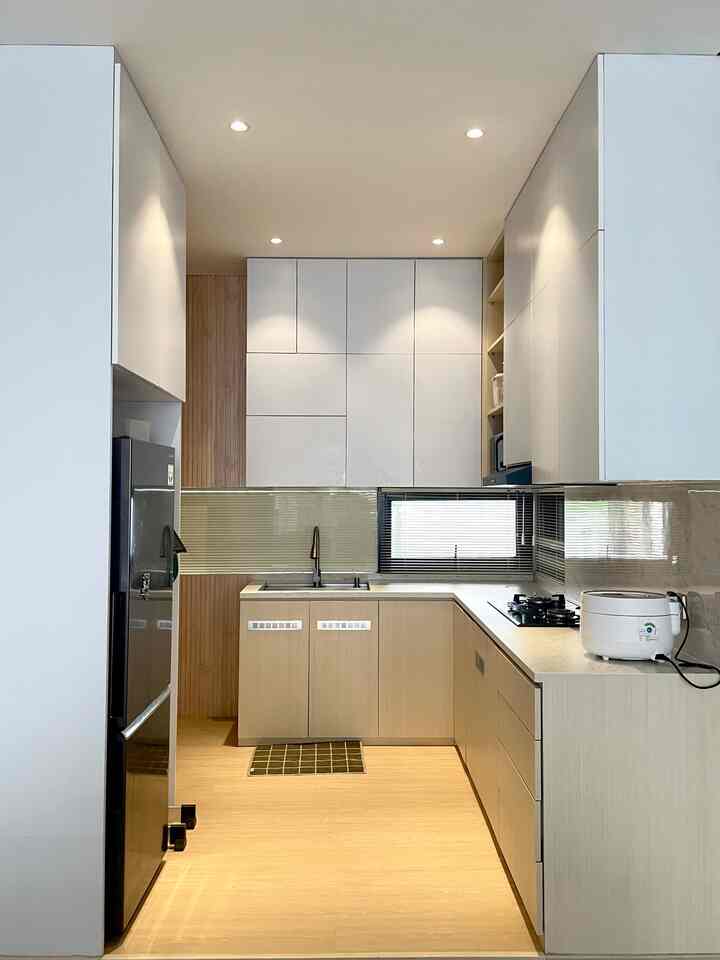 Dapur ku kecil tapi cukup untuk aktivitas ku di dapur. Sebelum membuat dapur aku benar-benar memikirkan daftar kebutuhan apa saja untuk tempat penyimpanan karena kalau tidak terwadahi dengan baik dapurku cepet berantakan, alhamdulillah rak-raknya menjawab semua kebutuhanku sampai sekarang!

#homedecorinspo #homestyles #minimalis #japandi #kitchen #dapursempit  #dapurmodern #dapurpengantinbaru #dapurkecil #inpirasidapur #dapur #dapurminimalis 