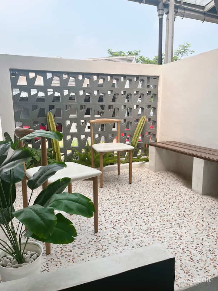 — Perubahan Taman
-
Untuk jadi taman mini seperti ini banyak banget perubahannya, 
perubahan dari membuat taman ini dan menentukan titik mana yang akan di isi oleh tanaman hidup.

terdapat foto before after di mulai dari pembuatan area taman berbentuk L,
lalu di isi dengan tamanan kaktus dan bebatuan

area sisi satunya di isi dengan ekor tupai dan bebatuan juga,
suka banget sebenernya area taman sperti ini (slide ke 2) terlihat lebih fresh, tapi karna adanya kucing liar yang sering main2 disini akhirnya di rubah layout.

dan jadilah taman mini seperti sekarang, di pakaikan keramik terazzo dan area tanaman hidup hanya di satu sisi dekat roaster.
Area terbuka ini cocok untuk tamu yg ini bersantai.

semoga menginspirasi yaa🫶🏻✨

#AreaTaman
#TamanMini
#Taman
#AreaTerbuka
#dekorasitaman
