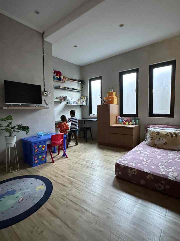 Habis geser-geser kamar anak...anak ketiga bentar lagi sekolah, mau beja belajar jg...biar mudah digeser, kt pakai meja plastik dan kursi plastik..gak permanen kayak punya kakak-kakaknya 🤭

Meskipun tema rumah industrial yang identik dengan warna natural tapi diselipkan beberapa warna-warni jg di kamar anak-anak 😉

#rumahyuqibam 
#rumahindustrial
#kamaranak
#kamaranakindustrial
#kamaranaksederhana