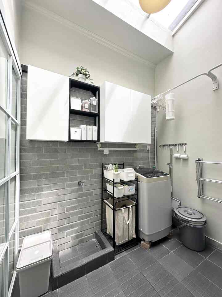 • Penyimpanan di Laundry Room •

Hello O!House friends, laundry room di Himfari’s House berukuran 1,8x2,3m. Di bagian dinding, dipasang rak dan kabinet untuk menyimpan stok deterjen, sabun cuci piring, sabun pel, keset, bermacam lap dan amenities lain. 

#laundryroom
#laundrystorage
#rumahcluster
#organizingideas
#modernhouse
#ruangcuci