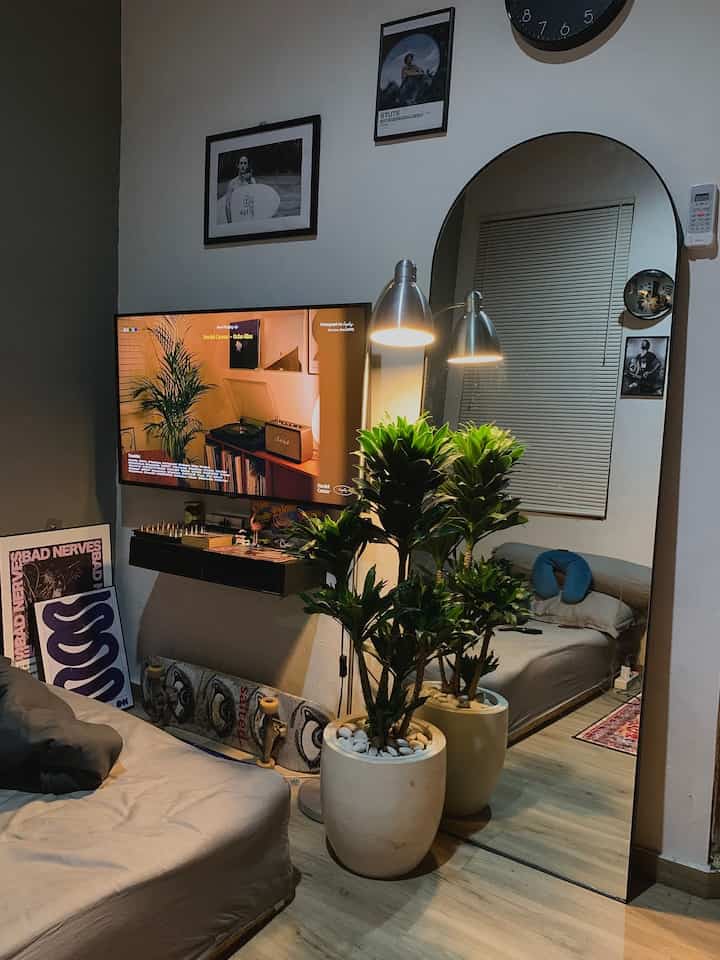 Ruangan kecilku🌿 #homedecorinspo #kostdecorinspo #homestyles #koststyles #bedroom #roominspo #roomstyles #kamarcowok #tinyroom {9 #ide kamar tidur} #dekorasikamar