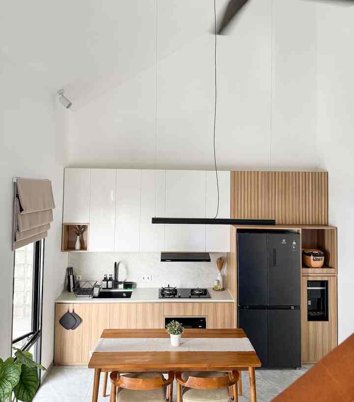 Rumah kami bertemakan japandi industrial, begitu juga dengan dapur ini.
Penggunaan material berwarna putih & bernuansa kayu yang hangat memberikan kesan japandi yang kuat. Pemilihan furniture & kitchen appliances dengan warna hitam yang konsisten diharapkan mampu memberikan kesan industrial.
Dapur ini pun terbilang compact karena dengan ukuran yang terbatas, namun dimaksimalkan bisa memuat semua kitchen appliances.

#japandi #japandiindustrial #homedecorinspo #homestyles #compacthouse #mezzaninehouse #kitchenstyles #japandikitchenset