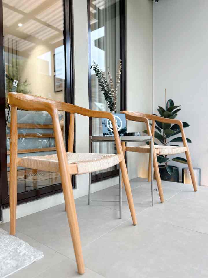ini teras kami, sore2 seneng habisin waktu disini sambil ngobrol dan tea time

#tropisminimalis #desainrumah #scandinavian#homedecorinspo #homestyles 
#rumahcluster