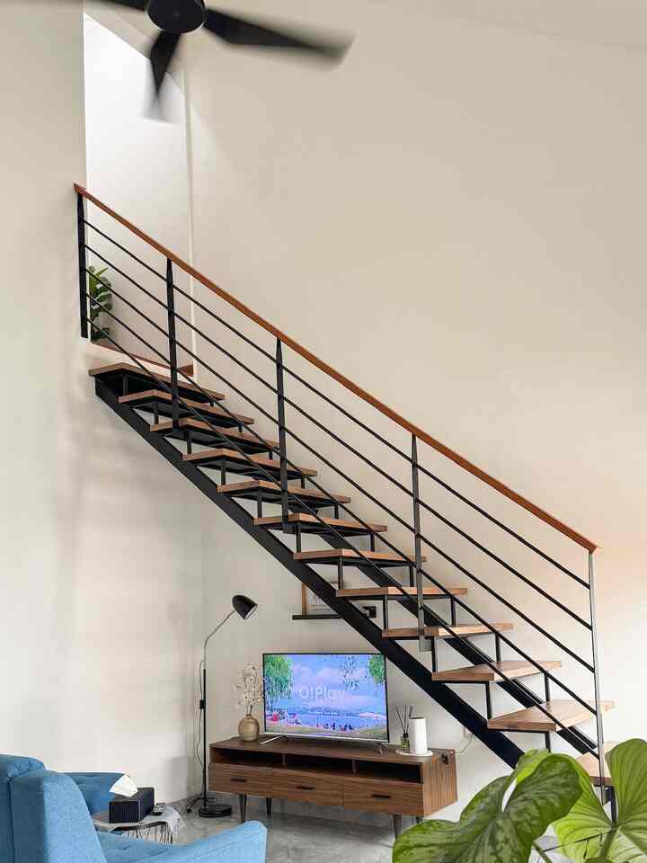 Masih dengan tema yang sama, japandi industrial. Ini adalah living room di rumah ini. Dengan konsep open space, living room ini juga menyatu dengan kitchenset dan dining room.
Kesan industrial sangat terasa disini dengan nampaknya besi hollow berwarna hitam dari tangga ini. Pemilihan furniture juga disesuaikan warnanya. Kami menambahkan vase bunga sakura artificial juga diatas kabient TV, agar unsur japandi tetap ada di ruangan ini.

#japandi #japandiindustrial #homedecorinspo #livingroom #compacthouse #homeinspo