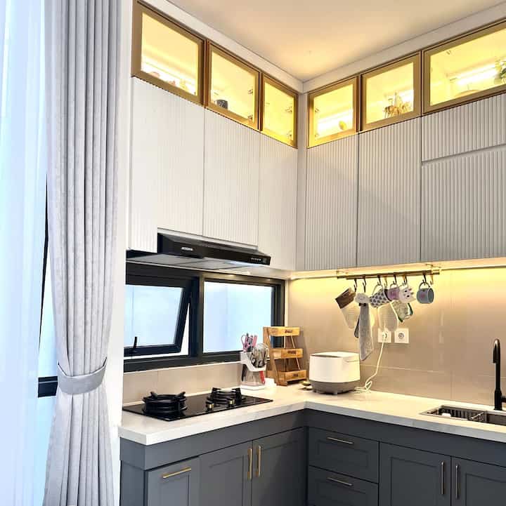 Welcome to My Own Pinterest Dream Kitchen…
Meskipun dapur L Shape ini tak terlalu luas, namun aku ingin menyulapnya menjadi ‘My Own Pinterest Dream Kitchen’ yang cantik dan tetap fungsional untuk memasak setiap harinya. 

Dapur ini memang bawaan developer yang aku design dengan memadukan konsep kontemporer dengan aksen flutted panel di cabinet atas serta semi classic di bagian bawah.
#Kictheninspo #homedecorinspo #homestyle #dapurmodern #dapurminimalis #inspirasidapur