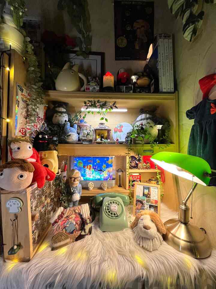✨Ghibli-Inspired Ambient Lights✨

Sebetulnya, meja ini meja belajarku sejak masih duduk di bangku sekolah dasar. Lalu, aku sulap jadi ghibli corner. Sehabis kerja, hobiku romanticizing ghibli corner di malam hari. Apalagi kalau sudah waktunya menyalakan ambient lights. 


Aku lebih memilih memperbanyak lampu-lampu berukuran kecil supaya area chill & unwind di kamar semakin terasa ghibli-coded. Aku rasa "penghuni" [ku menyebutnya ghibli spirit) di area ini perlu penerangan juga supaya mereka tidak merasa kesepian~✨🥺✨🧚‍♀️

#japandi
#shabbychic
#cozymaximalist 
#aestheticroom   
#bedroom 
#roomdecor 