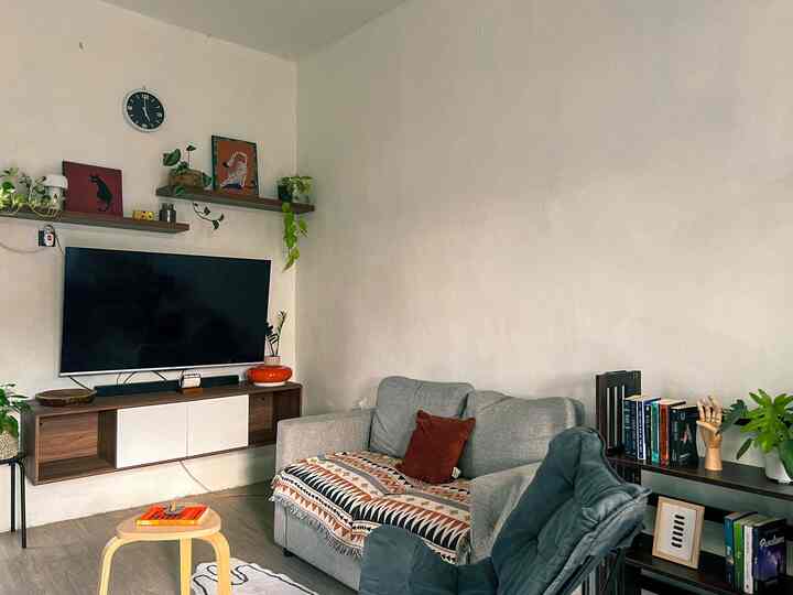 Perpaduan style scandinavian dan japandi adalah style dari rumah ini. Karena rumah ini termasuk rumah dengan ukuran minim sehingga kami merasa style ini sangat cocok diterapkan dirumah ini

#livingroom #scandinavianstyle #japandistyle #japandihome #scandijapandi #homedecorinspo #homestyles 