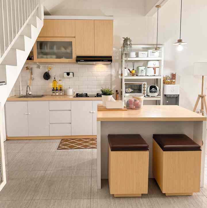 Style utama rumah kami adalah japandi style, kenapa memilih style japandi, karena menurut kami cocok sekali dengan rumah kami yang gak terlalu besar, japandi style identik dengan warna white & wood bikin kesan ruang lebih luas, penggunaan dekorasi dan furniture tidak terlalu banyak. Suasananya homey dan hangat. 

Yang paling japandi sih menurutku area kitchen dan living room. 

Pemilihan dekorasi dan furniture juga yang minimalis tidak terlalu banyak corak dan di udahan menggunakan warna senda . 


#Japandi
#homedecorinspo
#homestyles
#japandikitchen
#japandilivingroom
#japandibedroom 
#japandistyle 