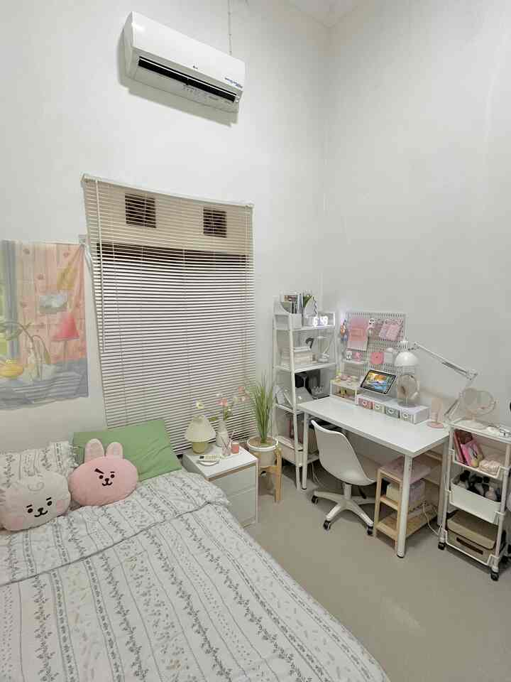 Kamar ukuran 3x3 ini aku decor sedemikian rupa dengan tema Minimalist & little bit of Scandinavian berhubung masih ada beberapa furniture yang bernuansa kayu. Still not perfect, tapi semua berproses 🤍 


#minimalist #kostdecorinspo #koststyles 
