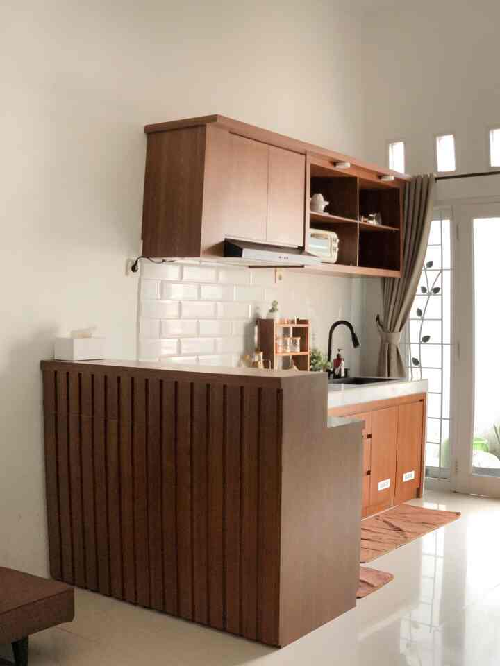 𝙟𝙖𝙥𝙖𝙣𝙙𝙞 𝙠𝙞𝙩𝙘𝙝𝙚𝙣
__
halo, ini adalah mini kitchen detailsnya bumi kecil 👋🏻
aku memilih warna wood yang agak gelap untuk hampir seluruh ruangan di bumi kecil tak terkecuali dapur, memang tak seperti kebanyakan yang memilih warna warna netral wood tapi bagiku nuansa kayu yang agak gelap ini menimbulkan kesan classic yang hangat.
aku biasanya bilang "classic japandi" 🥰

gaya dari bumi kecil sendiri sebetulnya berbeda tiap ruangan 🤭 serasa masih berantakan tiap ruangan karna tidak satu tema, tapi itulah hal uniknya 🤍

menurut kalian gimana tetangga online?
semoga bisa menginspirasi ya 🏠🤍

#japandi #rumahcluster #Majalengka #homedecorinspo #homestyles 