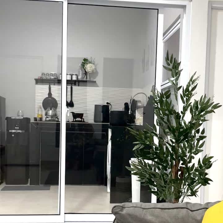 Dapur Ganteng 😂
Termasuk wishlist aku punya dapur serba hitam,
Beberapa kali lihat dapur dengan tema hitam di pinterest jadi tertarik banget.
Kesannya selalu bersih walaupun kadang kotor hihi 🤣💯
Dan bikin sedikit elegan yaaa 🙌🏻🙌🏻🙌🏻



#minimalist #homedecorinspo #homestyles #dapurhitam #dapurnunimalis #dapur #kitchen
