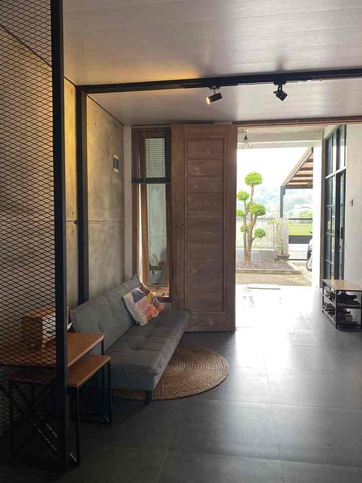 masuk ke ruang tamu, tidak bnyak pernak pernik yg kami berikan, karna rumah kami yang berada di tengah persawahan menyebabkan bnyak serangga yang sering masuk ke rumah. Untuk itu kami meminimalkan aksesoris yang memungkinkan untuk tempat tinggal serangga.

#industral #minimalis #ruangtamu #yogyakarta #jogja #rumahpedesaan #48m2 