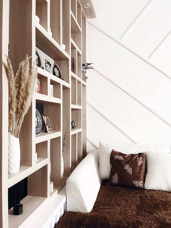 Partisi sekat ruangan ala Japandi •

Awalnya desain partisi ini hanya sebuah sekat untuk pembatas ruangan antara living room dan mini bar. Namun karna suami suka sekali koleksi piringan hias, sebelum proses pembuatan interior kami merevisi desain agar partisi ini bisa difungsikan juga untuk tempat meletakkan pajangan (galery display). 

#partisi
#sekatruangan
#japandistyle
#desaininterior
#livingroom