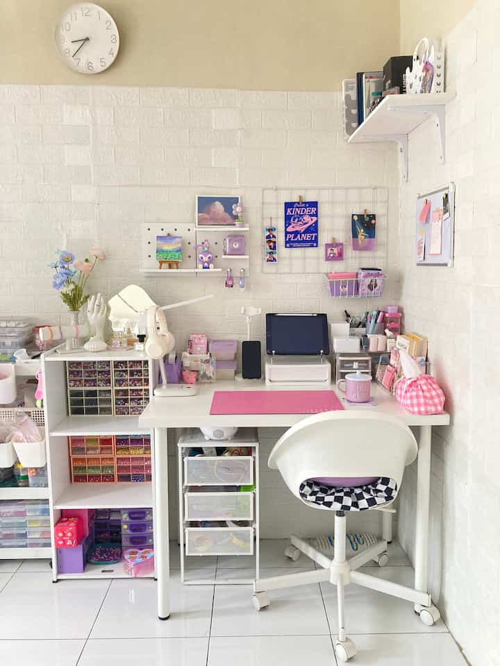 Aesthetic with pastel colors

ini adalah my work space, tempat dimana aku paling banyak menghabiskan waktu. maka dari itu aku mendekorasinya dengan hal-hal yang aku suka agar tidak bosan.

aku suka warna ungu dan pink, jadi aku menghias dengan perintilan- perintilan warna tersebut.

untuk warna putih yang mendominasi ini tujuannya agar space terlihat lebih luas dan tidak terlalu rame.

#aesthetic #homedecorinspo #homestyles #pastelroom #workspace