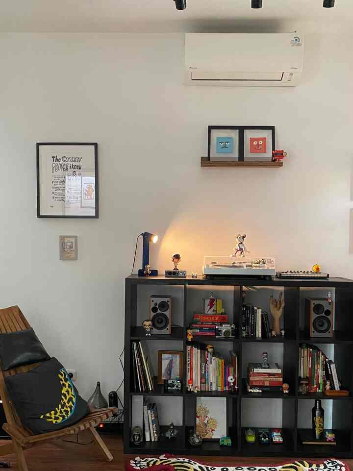 実際のところ、私たちが家に取り入れたい特定のスタイルはありません。本当に自分たちの好きなものを入れただけなので、これがどんなスタイルなのかは分かりません、ふふ。当初は #rumabatari が白黒で占められており、その他はすべてモノクロでした。しかし、時間が経つにつれて、私たちのアイデンティティはもっとカラフルであるべきだと感じるので、黒と茶色をメインカラーにしているにもかかわらず、今では私たちの家はよりカラフルに見えます✨🤍 #midcenturymodern #homedecorinspor {3 #homestyles} #workingspace #homeoffice #bekasi