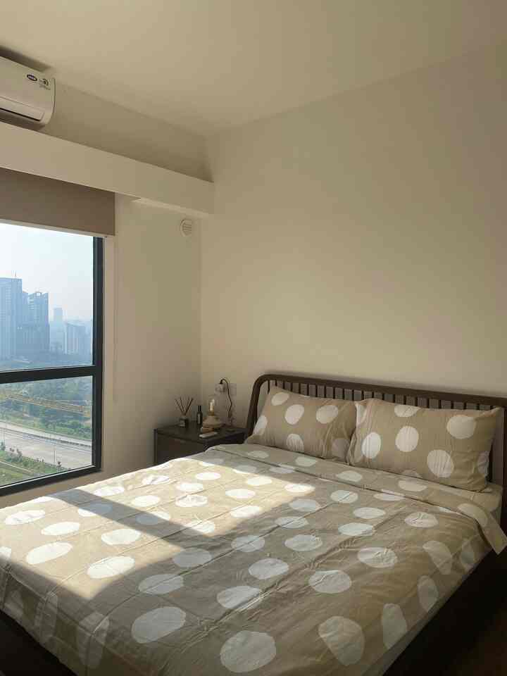 welcome to my snug sanctuary 😴˚ ༘ ೀ⋆｡˚💭💤 still work in progress, semoga ke depannya bisa lebih banyak dekor dekor lainnya supaya gak sepi sepi amat hehehe, kira kira nambahin apa lagi ya? 👀

deets:
/bed frame - spindled bed in walnut @ethnicraftindonesia
/polkadot sheets - @ikea_id
/bed side table - luca nightstand in walnut brush @dezigndistrict
/night lamp - tärnaby @ikea_id
/reed diffuser - afternoon tea @scentbytwenties
/striped pillow case - @sojaoshop
/bed cover & cloudy pillow - @noustudio__
/wardrobe - pax/hasvik with sliding door in cream @ikea_id

#homedecorinspo #homestyles #apartment #BSD #selfinterior #cozyapartment #bedroomdecor #bedroominterior #bedroomstyling #bedroominspo #bedroomstyle