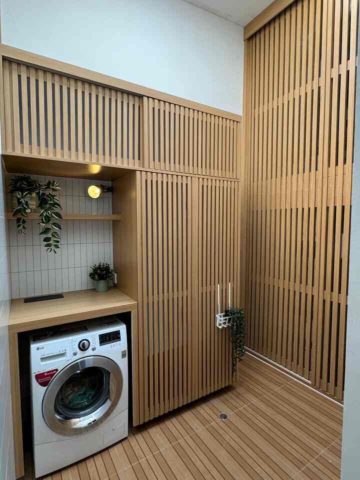 Elemen utama di #kylehome dengan warna white wood tapi ga pake kayu asli demi menjaga supaya ga kena rayap. Diakali dengan multiplek lapis hpl, atau besi dengan cat warna coklat seperti di gudang teras kami, atau juga alumunium motif coklat di pintu kami.

#japandi #homedecorinspo #homestyles #rumahtumbuh #whitewood #jejepangan #koreanhome #mixinterior 