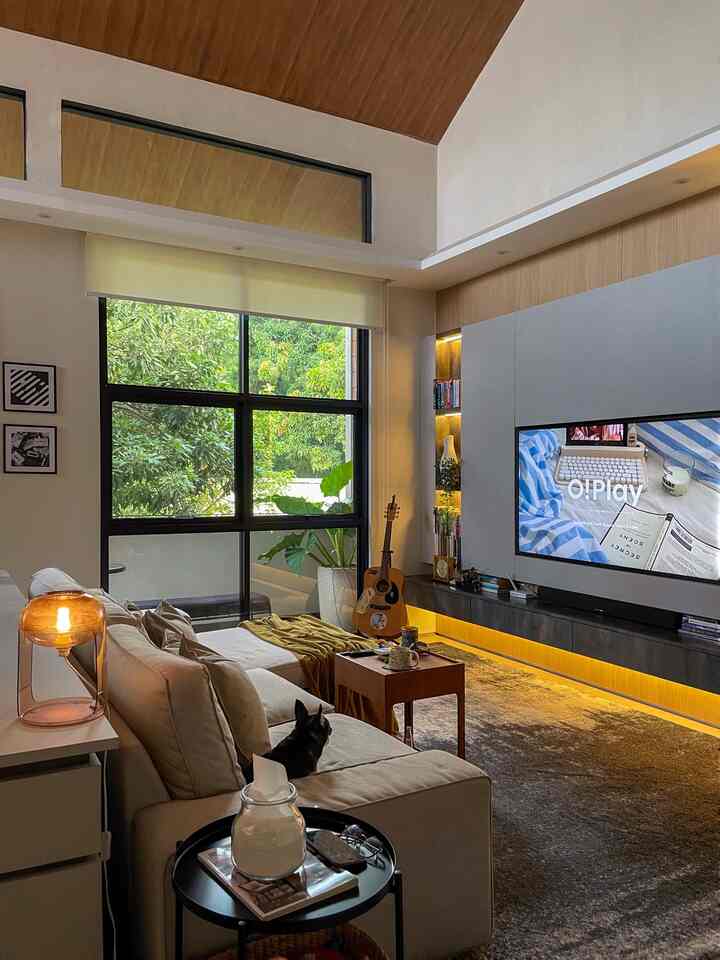 
☀️Modern Tropical Home☀️

Halo kenalan yuk sama dirumahpojok. Tema rumah ini adalah modern minimalis dengn sentuhan tropical.  Terinspirasi dari rumah-rumah liburan, aku pengen menerapkan vibes itu ke dalam rumahku. Pada design modern minimalis diterapkan pada design yang kotak- kotak di dalam design interior nya, dan untuk menambah kesan tropical diterapkan dengan banyak pintu dan jendela kaca dan penggunaan material motif coklat muda pada HPL dan warna kayu tua pada ceiling untuk memberikan kesan warm. 
_
#moderntropical
#HomeDecorInspo
#HomeStyles
#Japandi
#Dirumahpojok
#homestyle
#interiordesignstyle