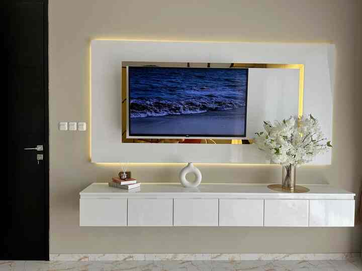 Rumahku ini modern minimalist dengan nuansa white & gold. Di foto ini aku menunjukkan beberapa ruangan yaitu di kamar tidur utama, ruang makan, ruang tamu, & juga dapur. Semuanya identik warna white &  gold.
Sebenarnya kenapa sih aku pilih warna white & gold? Karna warna putih memberikan kesan luas dan warna gold memberikan kesan mewah. Jadi putih & gold berkesan luas & mewah. Kalian giman suka ga dgn perpaduan warna ini? 😊 #minimalis #homedecorinspo #homestyles #rumahmodern #whitegold 