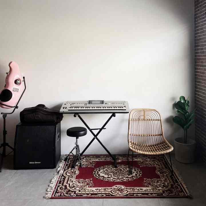 Transformasi pojokan living room rumahkanawa yang jujur bingung mau dibikin jadi apa selain jadi pojokan foto konten karna memang cahaya naturalnya bagus banget di spot ini.

Sementara dijadiin pojokan alat musik paksu aja, walau alat-alat ini hanyalah display semata 😆

#livingroom #scandinavian #industrial #scandiindustrial #homestyles #homedecorinspo #decorlowbudget 