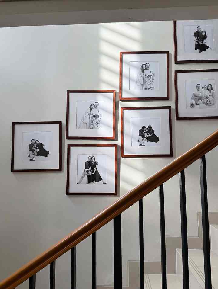 Kalau bagian tangga ga dikasih pajangan apapun kayaknya ko sepiiii bgt gitu ya.. ditambah plafon di bagian itu kan otomatis tinggi bgt ya. Yaudah aku tambahin aja deh sama foto-foto keluarga kecilku yg dicetak & dibingkai warna kayu supaya looksnya makin manis hihi 🤎

#tangga #anaktangga #pajangan #frame #wallofframe #rumahdeveloper #scandinavian #plafon #plafontinggi #bandung #cimahi 